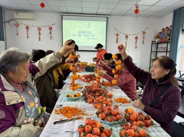 柿子红了 社区组织居民摘柿子做柿饼