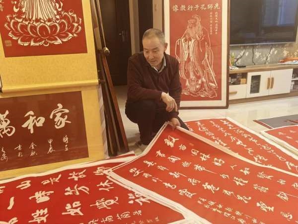 书法剪纸完美融合 他一年剪出500幅作品