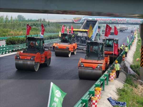包茂高速公路曲江至太乙宫改扩建项目沥青路面上面层试验段顺利铺筑完成