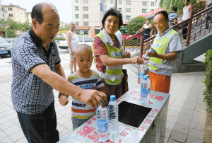 长安区民警街头设点供应瓶装水